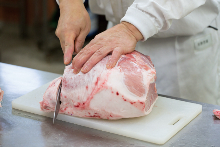 豚肉を切る写真