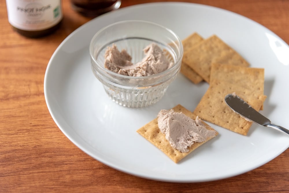 レバーペーストとクラッカー