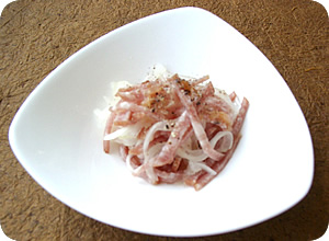 サラミと玉ねぎのサラダ